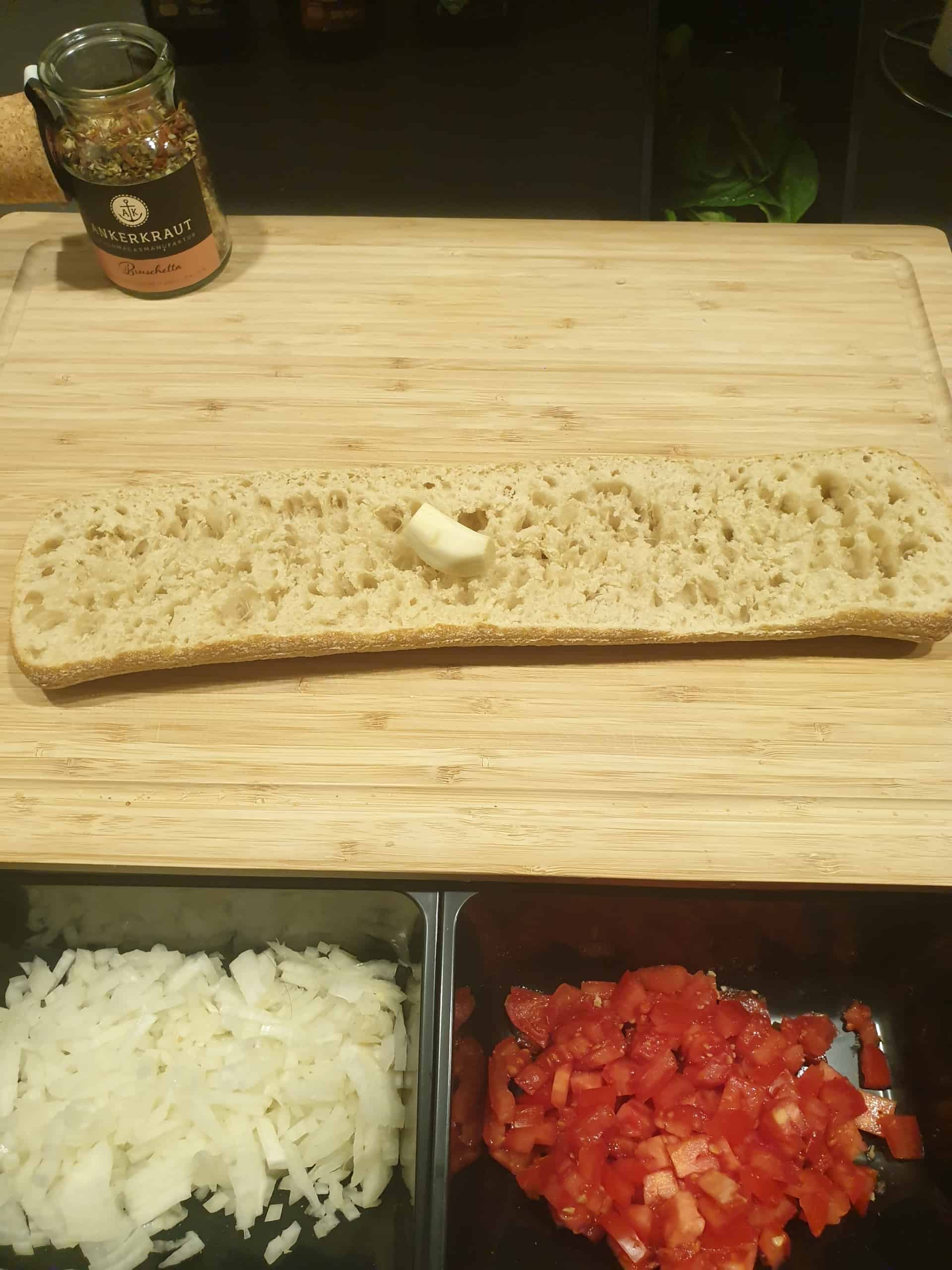 Brot mit Knoblauch abreiben